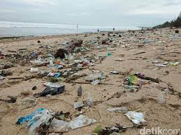 Jaraknya yang dekat dengan jalur aliran sampah samudra pasifik jadi salah satu alasan mengapa pantai ini sangat kotor. Foto Sampah Berserakan Di Pantai Kuta Yang Bikin Kaget