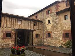 El hotel hostelería el convento, en la localidad de aguilar de campoó, en la provincia de palencia, se encuentra enclavado en un bonito monasterio reformado del siglo xii ofreciendo a sus clientes un entorno precioso con su amplio patio santa maria de mave | 33402, santa maría de mave, españa. Hotel El Convento De Mave Bewertungen Fotos Preisvergleich Santa Maria De Mave Spanien Tripadvisor
