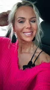 Amanda Ellinger's Instagram, Twitter & Facebook