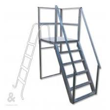 Plataforma Con Escalera Toi Para Acceder A La Piscina De Forma Facil Y Segura Estructura Desmontable En Tres Pie Escalera Piscina Piscinas Piscinas Elevadas