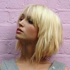 Carre Plongeant Degrade The Right Hair Styles Coupe De Cheveux Coupe Cheveux Mi Longs Blonds Coiffure