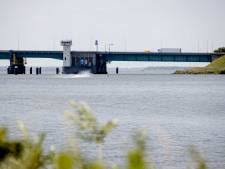 De haringvlietbrug in het haringvliet gaat open voor diverse boten. Uvyf2kygou9bbm