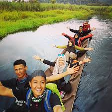 Pengunjung bisa berenang di kolam tepi danau dan berkemah. Wisata Rawa Dano Serang Banten