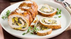 Sbattete le uova, unite il prezzemolo tagliato finemente e le erbe aromatiche macinate mescolando; Rotolo Di Tacchino Con Frittata Di Asparagi Cucinare Facile