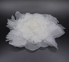 In accordo con le tendenze del 2019, chi ama osare può scegliere qualsiasi colore senza sentirsi fuori moda. In Organza Avorio Tessuti Spilla Fiore Per Abito Da Sposa Etsy