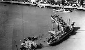 Crowds watch the first ships to travel through the canal which was designed by french. Crisis Del Canal De Suez Canal Historia