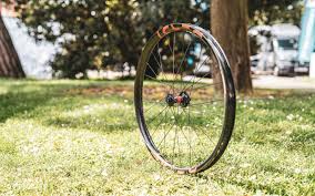 Bike Festival Riva 2019 Beast Components Handgefertigte Carbon Felgen Bis 35 Mm Breite Emtb News De Beast Felgen Einspeichen