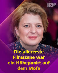 Muss man sich erstmal trauen ... Die erste Filmszene für  Schauspieldebütantin Jördis Triebel war direkt ein "Höhepunkt" auf dem Mofa 