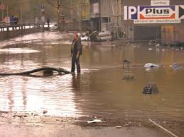 Als ein überschwemmungsgebiet im juristischen sinn handelt es sich nach den meisten wassergesetzen um die flächen, die bei extremen hochwässern überflutet sein können. Hochwasser Lenne Bezirksregierung Will Altenas Innenstadt Zum Uberschwemmungsgebiet Erklaren Altena