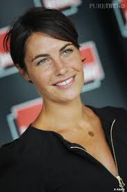 Cette tendance de coupe est de plus en plus répandue chez les femmes qui cherchent un style faire une tresse plaquée, collée sur le coté. Alessandra Sublet Est Une Inconditionnelle De La Coupe Courte Depuis Quelques Annees Pratique Simple Et Chic On Copie Son Style Juste Aux Oreilles Avec La Ra Puretrend