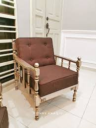 Furnitur berbahahan kayu mendominasi desain ruang tamu minimalis yang satu ini. Ada Kerusi Kayu Lama Jangan Buang Lihat Bagaimana Lelaki Ini Makeover Jadi Elegan Mewah