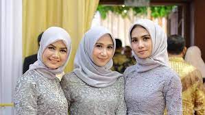 Karena, banyak pertimbangan yang harus di perhatikan dalam memilih model baju kondangan terbaik untuk membuat penampilan semakin mempesona. Cantik Dan Menawan 7 Model Baju Pesta Muslim Sederhana Ini Cocok Banget Buat Kondangan