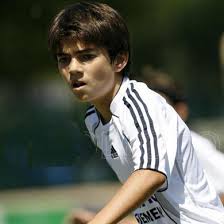 نظرًا لكونه من أمهر لاعبي كرة القدم، كان زيدان صانع ألعاب من النخبة، اشتهر بأناقته ورؤيته وتحكمه في الكرة وبراعته. Ø¥Ù†Ø²Ùˆ Ø²ÙŠÙ† Ø§Ù„Ø¯ÙŠÙ† Ø²ÙŠØ¯Ø§Ù† ÙƒÙ†Ø² Ø«Ù…ÙŠÙ† ÙŠØ­Ø§ÙƒÙŠ ÙˆØ§Ù„Ø¯Ù‡ ÙÙŠ Ø§Ù„Ù„Ø¹Ø¨ Ø§Ù„Ø±Ø³Ø§Ù„Ø© Ù†Øª