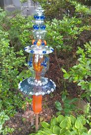 Laura S Garden Art Totem Free Instructions Http Www Empressofdirt Net How To Make Glass Garden Totems Glass Garden Art Recycled Garden Art Glass Garden