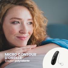 La Elliot. Un modèle géométrique en coloris spécial bleu transparent avec  verres assortis disponible uniquement chez Atol. Une forme géométrique au  look contemporain. Avec sa silhouette carrée, une monture fine en acétate