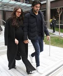 Güzel oyuncu fahriye evcen geçtiğimiz günlerde sosyal medya hesabından bir gönderi paylaştı. Televizyon Dunyasi Twitterissa Sekiz Aylik Hamile Olan Fahriye Evcen Aylar Sonra Ilk Kez Esi Burak Ozcivit Le Rutin Kontrolleri Icin Geldigi Nisantasi Ndaki Bir Hastanede Goruntulendi Cift Dogum Yurt Disinda Degil Turkiye De Olacak Burada