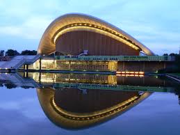 Das haus der kulturen der welt (hkw) ist ein ausstellungsort in berlin für die internationalen zeitgenössischen künste und ein forum für aktuelle entwicklungen und diskurse. Datei Haus Der Kulturen Der Welt Berlin2007 Jpg Wikipedia