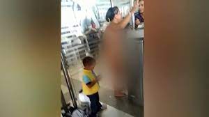 Madre se desnuda en el metro para reclamar que le negaron la entrada