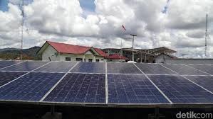 Lampu solar bertahan 5 tahun dinaiktaraf untuk lampu floodlight 25w kecerahan penuh 2800 lumen. Potensi Panel Surya Atap Untuk Perumahan