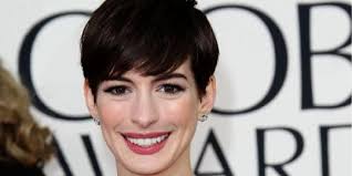 Style rambut pompadour merupakan salah satu model rambut yang mempunyai potongan rambut yang tipis pada bagian samping bawah dan panjang pada bagian bagi orang yang masih awam sering kali gaya rambut yang seperti ini mereka kenal dengan sebutan model rambut cepak samping. Apa Pendapat Pria Tentang Gaya Rambut Pendek Para Wanita Merdeka Com