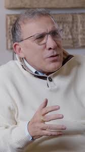 Mi madre siempre fue mi primera gran maestra. Recuerdo que me regalaba  libros, especialmente biografías de grandes personajes. Con los años,  descubrí su secreto: ella le pedía al librero ...