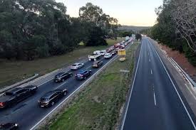 Serious crash causes freeway chaos. Adelaide Man Dead After Horror Three Vehicle Crash On South Eastern Freeway Abc News