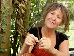 To harvest an entire plant by removing it from the ground. Eva Paula Pick Autorenlexikon