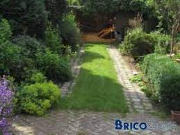 allee pour voiture dans jardin herbe ou pas pierres jardin jardins amenagement jardin