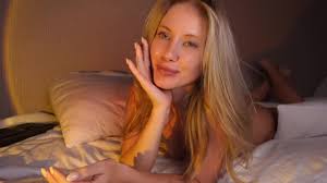 stream cute blomde webcam model my_lina chaturbate boom boom dance