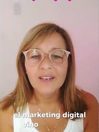 > “Hola, soy Lili Torres, docente de toda la vida y ahora también  emprendedora digital. Hace un tiempo decidí reinventarme, y descubrí en el  marketing digital una herramienta poderosa para enseñar, ...