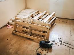 Passen sie zu allererst die maße der grundplatte und der vier holzstege an den holzbilderrahmen an. Diy Hundebett Aus Paletten Selber Machen Anleitung Auf Flummi S Diary