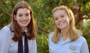 La vida de mia thermopolis (anne hathaway), una tímida adolescente que vive en san francisco, da un giro de 360 grados cuando de repente descubre que es una princesa de verdad. Mandy Moore E Anne Hathaway Relembram Momento Classico De Diario Da Princesa