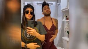 El cantante dominicano prince royce y la actriz estadounidense emeraude toubia se casaron en una ceremonia privada, así lo informó ambos artistas compartieron en las redes sociales la portada de people en español. Prince Royce Intercambio Prendas Con Su Esposa Telemundo