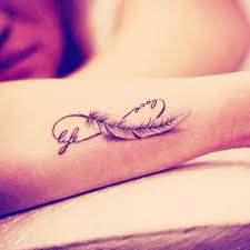 110 atemberaubende feder tattoos und deren bedeutung creatives. Feder Tattoo Auf Dem Unterarm Von Tattoo Magazin Com
