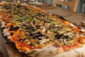 Rasanya pizza hut indonesia memang tahu banget kalau kita sedang memasuki tanggal tua. Wow Piza Satu Meter Ini Dimasak Pakai Tungku Halaman All Kompas Com
