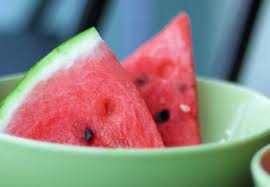 Buna foxy, pepenele rosu are multe vitamine, si ajuta la curatarea rinichilor, faci foarte bine ca mananci mult, si eu manaca, imi place foarte mult. Dieta Cu Pepene Rosu Calorii Putine Beneficii Multiple