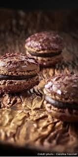 Lenotre Macarons Pailletes Au Chocolat Et A L Arome Violette Macaron Gourmandise Chocolat