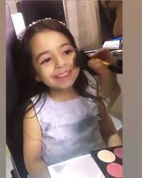 ابنة محمد صلاح مكة وبشكل مجازي تدخل أرضية ملعب أنفيلد وتمنح والدها هدفاً يصنع به الفارق على صعيد ترتيب الهدافين وذلك بعد نهاية مباراة ليفربول وولفرهامبتون بختام. Ø§Ù„Ø¹Ø§Ù„Ù… Ù‡Ø°Ø§ Ø§Ù„Ù…Ø³Ø§Ø¡ Ù‚Ù†Ø§Ø¹ Ø¨Ø§ÙŠØ¯Ù† Ø§Ù„Ù…Ø·Ø§Ø·Ù‰ ÙŠØªÙÙˆÙ‚ Ø¹Ù„Ù‰ ÙƒØ§Ø±ÙŠÙƒØ§ØªÙˆØ±ÙŠØ© Ù…Ù„Ø§Ù…Ø­ ØªØ±Ø§Ù…Ø¨ Ù…ÙƒØ© Ù…Ø­Ù…Ø¯ ØµÙ„Ø§Ø­ ØªÙ‚Ù„Ø¨ Ø§Ù„Ø³ÙˆØ´ÙŠØ§Ù„ Ø¥Ø¹ØµØ§Ø± ÙØ§Ù…ÙƒÙˆ ÙŠØ¬ØªØ§Ø­ Ø§Ù„ÙÙ„Ø¨ÙŠÙ† Ù…Ø¸Ø§Ù‡Ø±Ø§Øª Ù„Ø£ØµØ­Ø§Ø¨ Ø§Ù„Ù…Ø·Ø§Ø¹Ù… ÙÙ‰ Ø£ÙˆÙƒØ±Ø§Ù†ÙŠØ§ ÙÙ†Ø§Ù† Ø¨Ø±Ø§Ø²ÙŠÙ„Ù‰ ÙŠØ±Ø³Ù… Ù…Ø§Ø³Ùƒ ÙŠØ´Ø¨Ù‡ ÙˆØ¬Ù‡ ØµØ§Ø­Ø¨Ù‡ ØµÙˆØ± Ø§Ù„Ø¥Ø®Ø¨Ø§Ø±ÙŠØ©