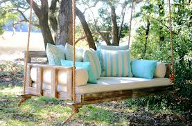 Canapes Et Lit Balancoire Suspendue Pour Jardin Et Terrasse En Bois Porche Vintage Decoration Terrasse Lits Pivotants