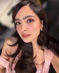 Alexa Ilacad shares that she now prefers the clean girl aesthetic, choosing  a simple and minimal makeup routine that enhances her natural features and  reflects her more confident, less-is-more approach to beauty.