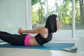 O nline workouts bieten gleich mehrere vorteile. Junge Yogi Frau Praktiziert Yoga Macht Sport Sitzt Im Sitzen Trainiert Tragt Sportkleidung Schaut Sich Online Ein Fitness Video Tutorial Auf Dem Laptop An Trainiert Zu Hause Sitzend Kostenlose Foto