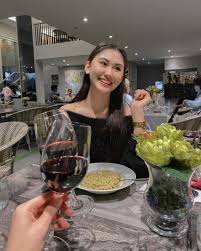Filipinler'de christine angelica dacera, küvette bilincini yitirmiş halde bulunduktan sonra üç arkadaşı ve otel personeli tarafından hastaneye kaldırıldı. Q4esjx2vzeqo5m