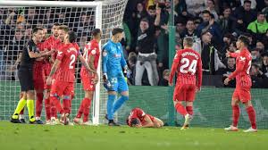 Aktuelle informationen zum verein real betis (real betis). Real Betis Copa Del Rey Clash With Sevilla Suspended After Jordan Hit By Object From Crowd