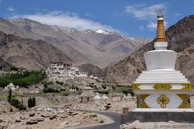 (a fi) uitat de moarte = (a fi) foarte bătrân. Ici Colo Ro CÄlÄtorii Altfel