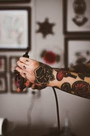 Die oberarm tattoos, die unterarm tattoos und die arm tattoo vorlagen als ganzes sind sehr populär zurzeit. Tattoo Schmerzen Wo Tut Es Am Meisten Weh