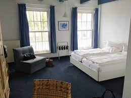 See 79 traveller reviews, 28 photos, and cheap rates for hotel hohes haus, ranked #2 of 7 hotels in greetsiel and rated 4 of 5 at tripadvisor. Blick Aus Der Ersten Etage Nach Vorne Heraus Bild Von Hotel Hohes Haus Greetsiel Tripadvisor
