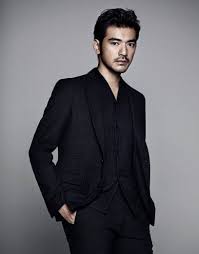 金城武经常打扮得邋遢颓唐，不爱惜自己的天赋。 当年金城武和造型师吴里璐在法国拍外景。 两人经常一起出去吃饭。 金城武每次都是套上t恤、凉鞋、七分裤，屁颠屁颠就出门了。 有一次吴里璐忍不住对他说：喂!我们是在巴黎啊。 é‡'åŸŽæ­¦ Moviecool è¯æ–‡å½±å²åº« é›»å½± é€£çºŒåŠ‡ å½±äºº