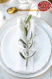 Une Table De Noel Sur Le Theme De L Huile D Olive Et De L Olivier C Est Possible Table De Noel Huile D Olive Noel