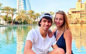 Antes de integrar os trabalhos da seleção nacional, com vista ao euro 2020, o jogador português esteve na praia de são joão da caparica com os pais e com a namorada, a atriz margarida corceiro. Joao Felix E Margarida Corceiro Casal Mostra O Lado Mais Sexy Na Piscina Vip Pt
