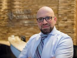 Nassim al fakir fastnar i klistret och får programledaren marie serneholt att fullständigt brista ut en skrattattack. Hussam Al Fakir Dds Frcd C Orthodontist With Village Orthodontics Issuewire
